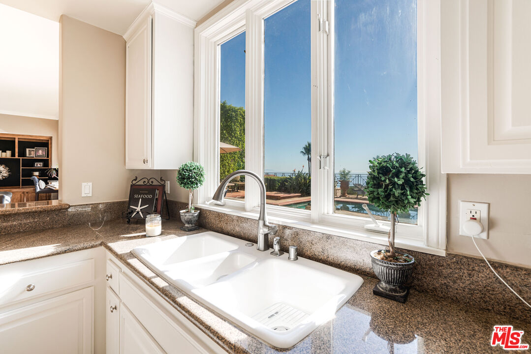 16742 Via Pacifica