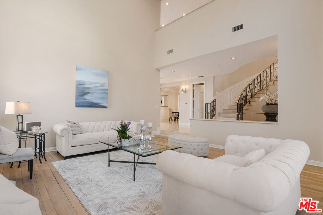 16742 Via Pacifica