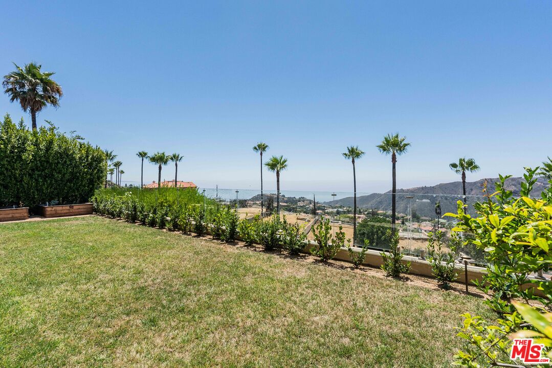 16742 Via Pacifica