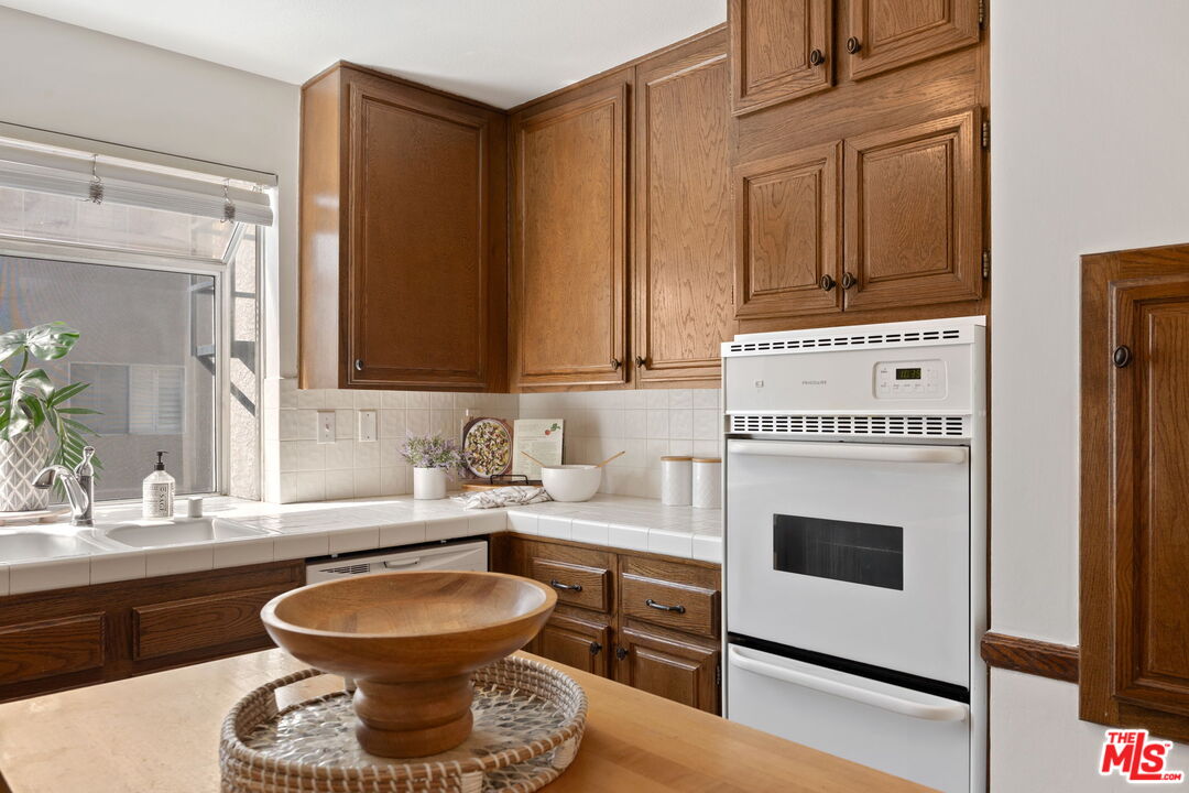 18135 Burbank Blvd Unit: 6