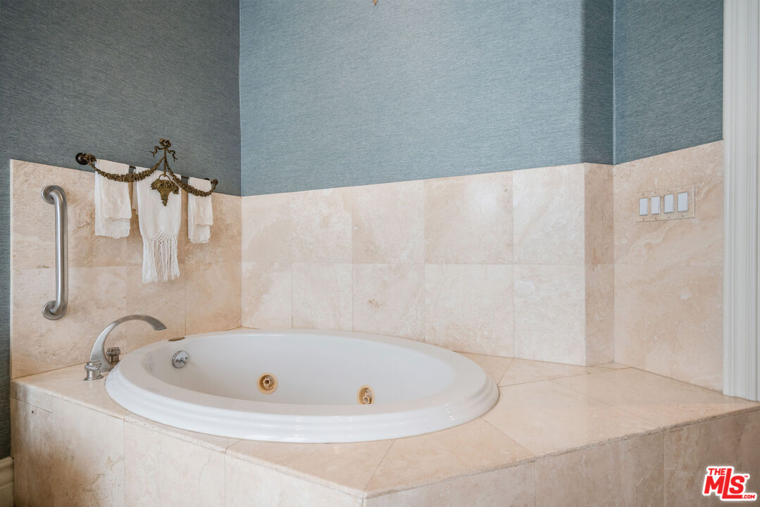 1230 Westholme Ave Unit: 104