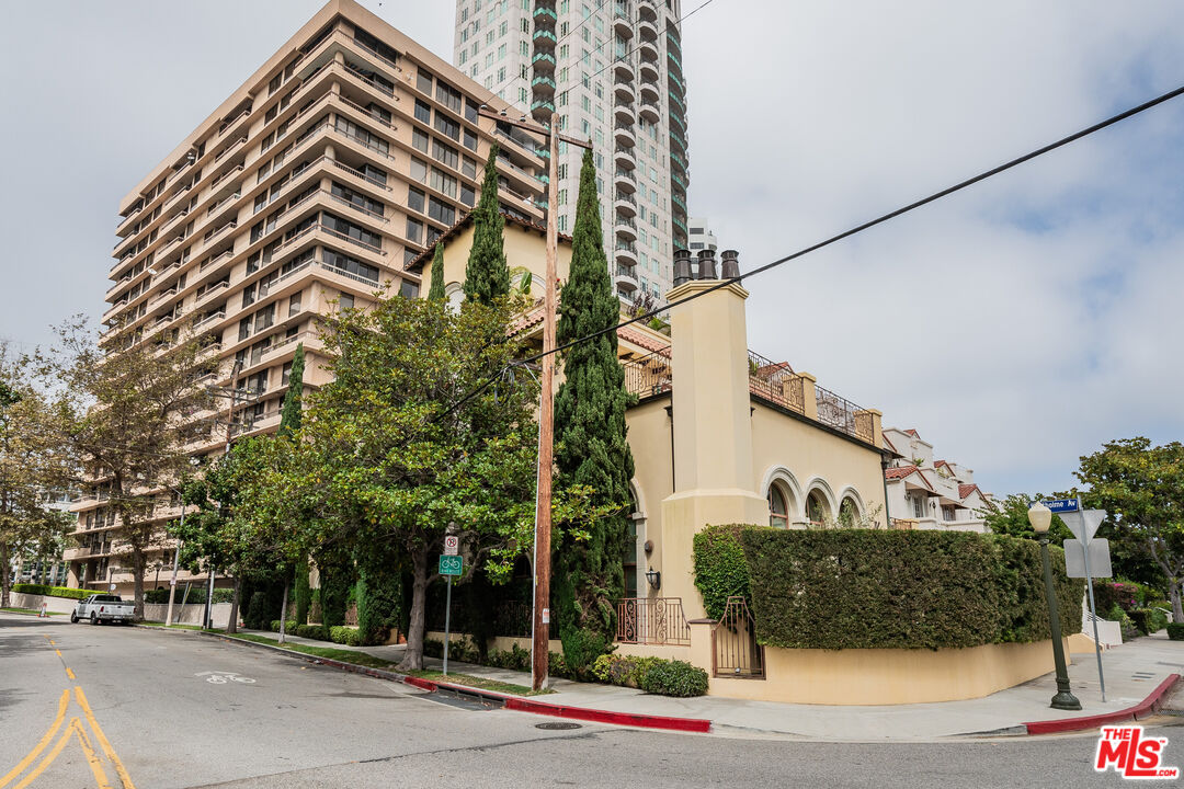 1230 Westholme Ave Unit: 104