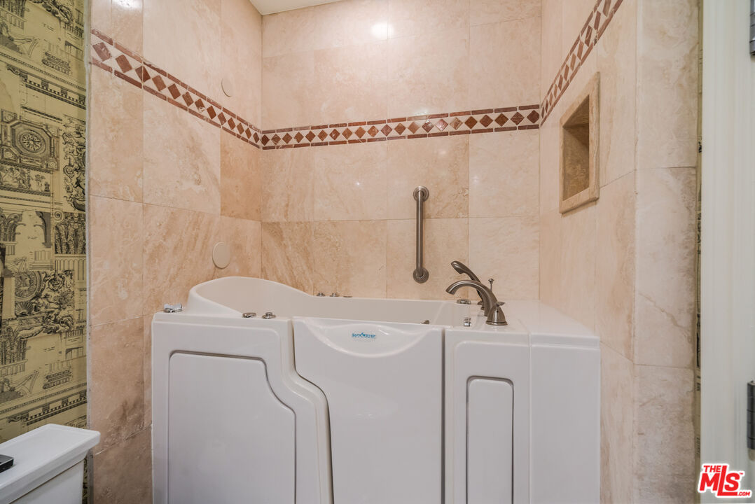 1230 Westholme Ave Unit: 104