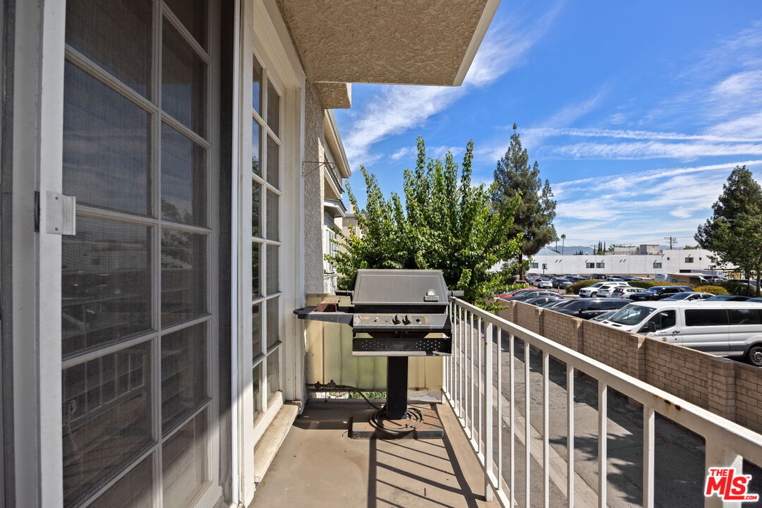 18135 Burbank Blvd Unit: 6