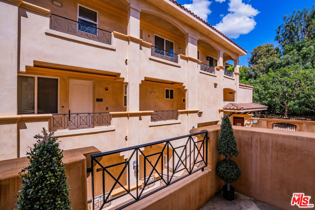 16123 W Sunset Boulevard 305