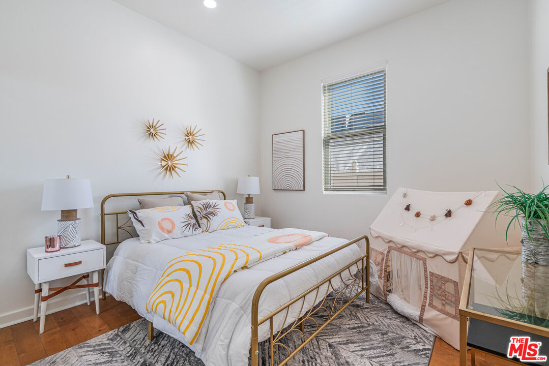 3718 S Barrington Ave