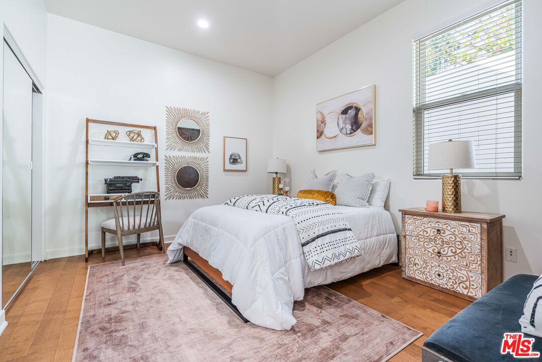 3718 S Barrington Ave