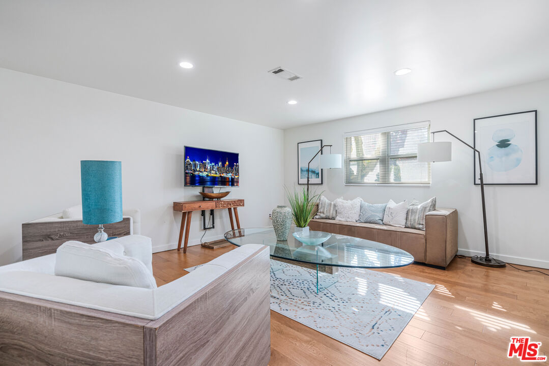 3718 S Barrington Ave