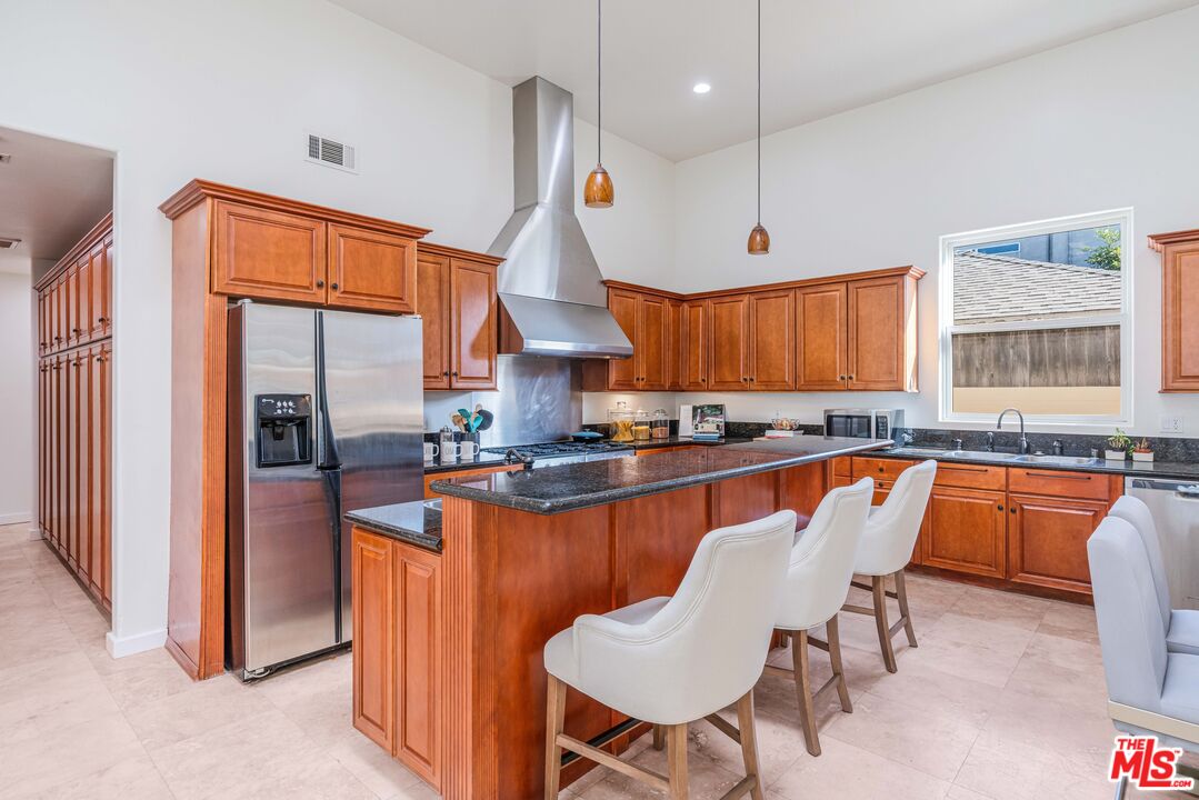 3718 S Barrington Ave