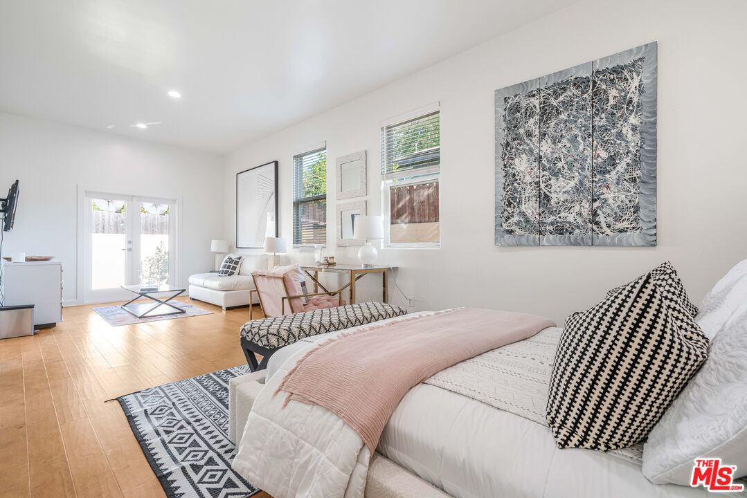 3718 S Barrington Ave