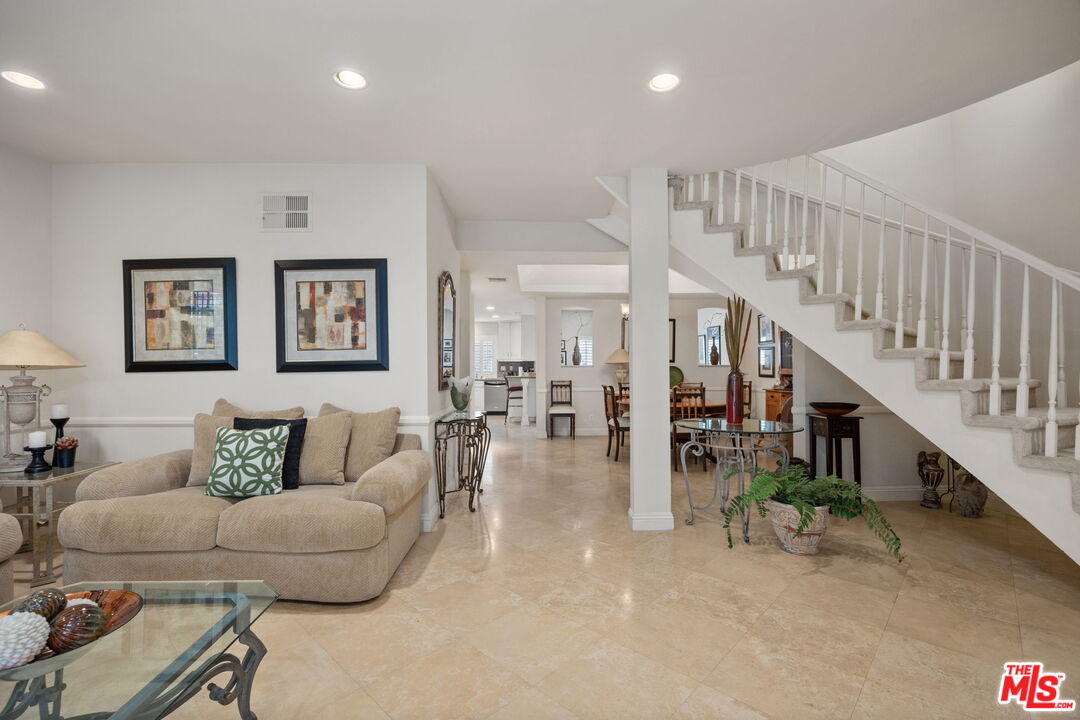 18135 Burbank Blvd Unit: 8