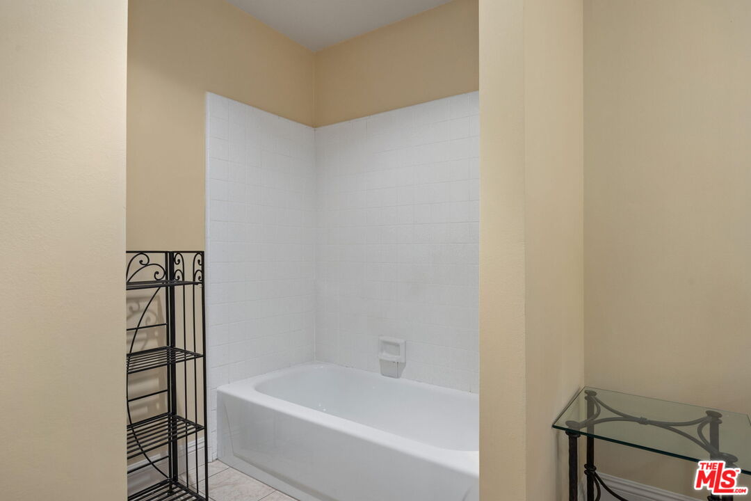 18135 Burbank Blvd Unit: 8