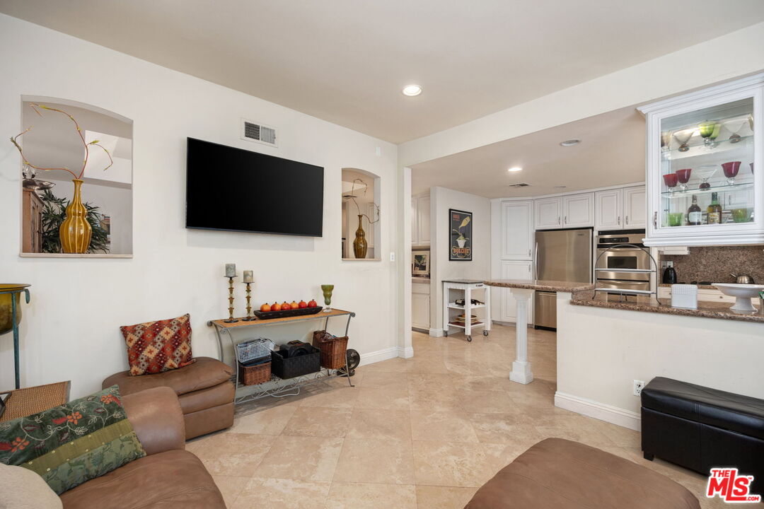 18135 Burbank Blvd Unit: 8