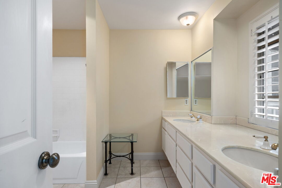 18135 Burbank Blvd Unit: 8