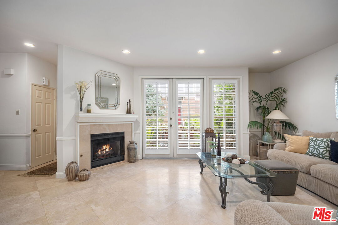 18135 Burbank Blvd Unit: 8