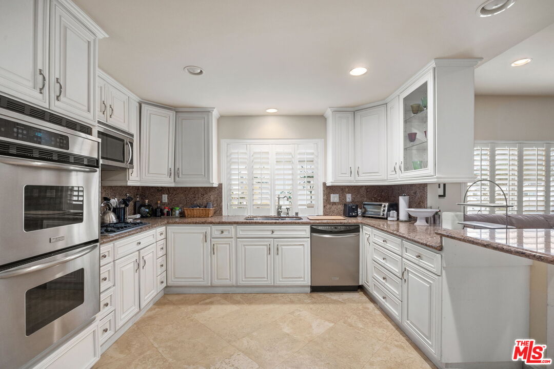 18135 Burbank Blvd Unit: 8