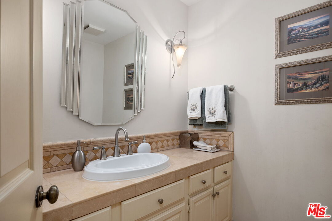 18135 Burbank Blvd Unit: 8