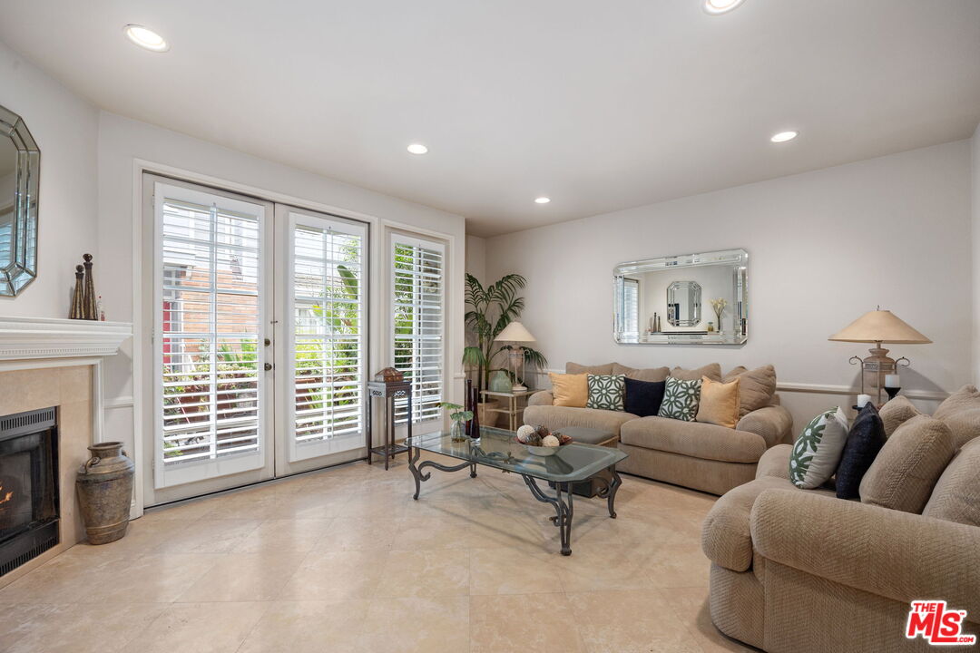 18135 Burbank Blvd Unit: 8