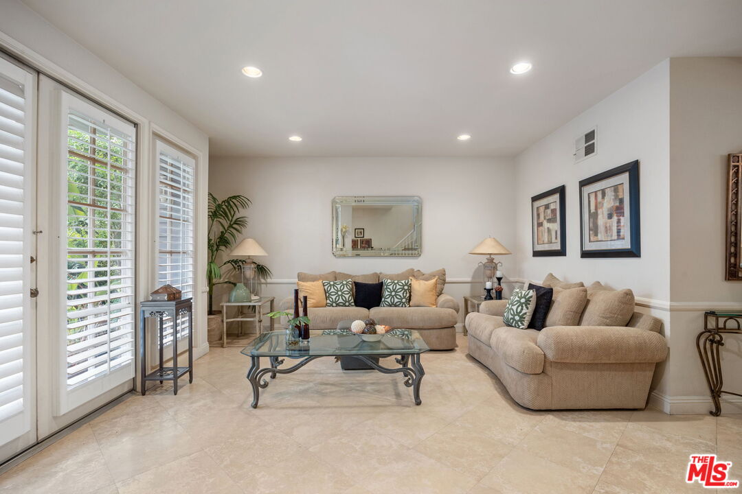 18135 Burbank Blvd Unit: 8