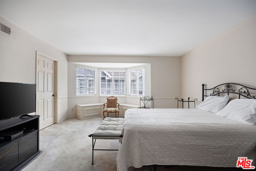 18135 Burbank Blvd Unit: 8