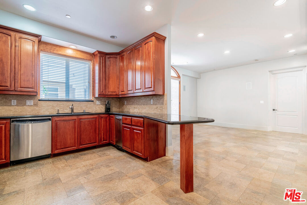 16123 W Sunset Blvd Unit: 305