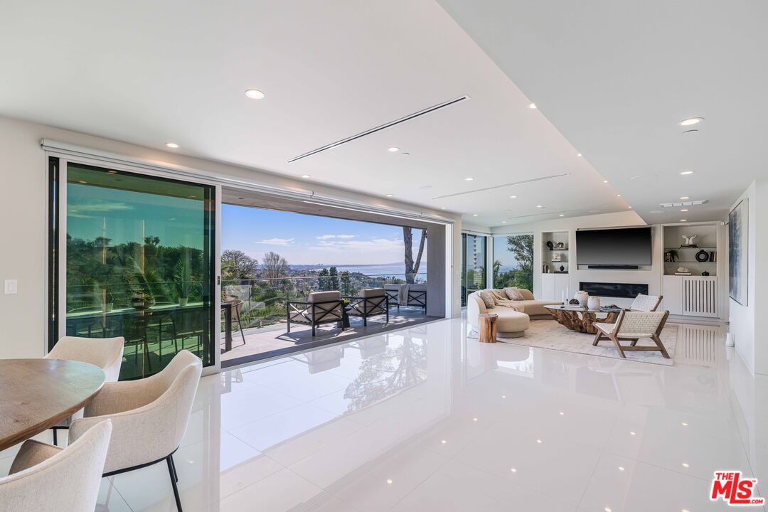 822 El Oro Ln