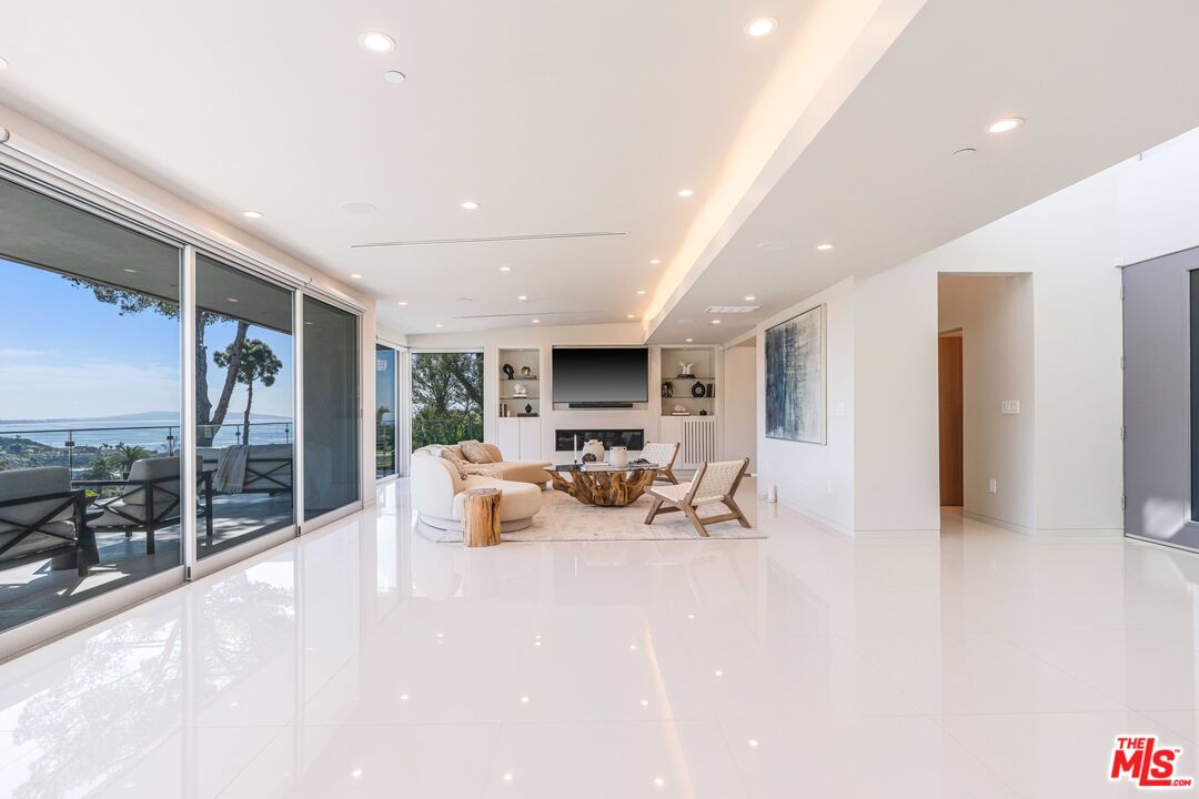 822 El Oro Ln