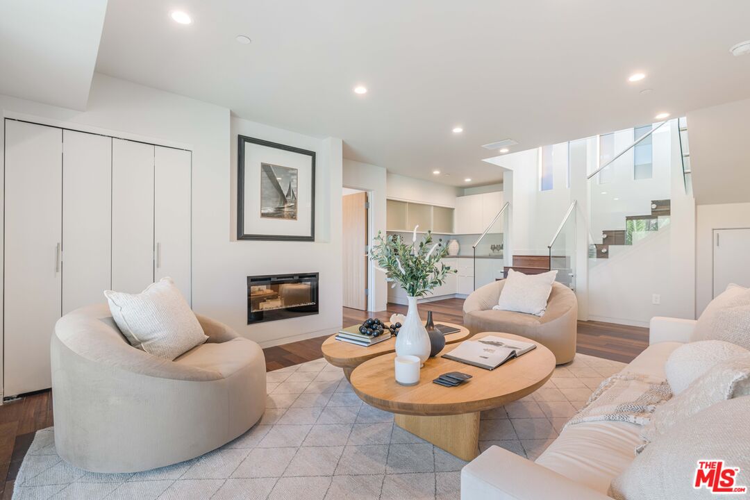 822 El Oro Ln