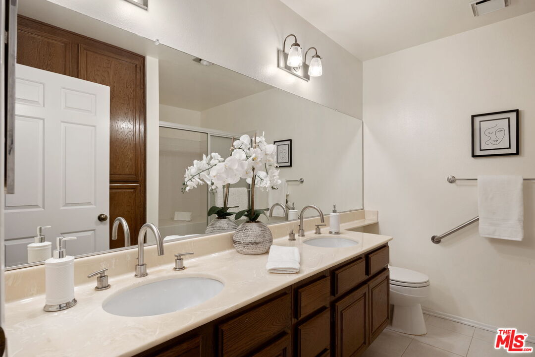 18135 Burbank Blvd Unit: 6