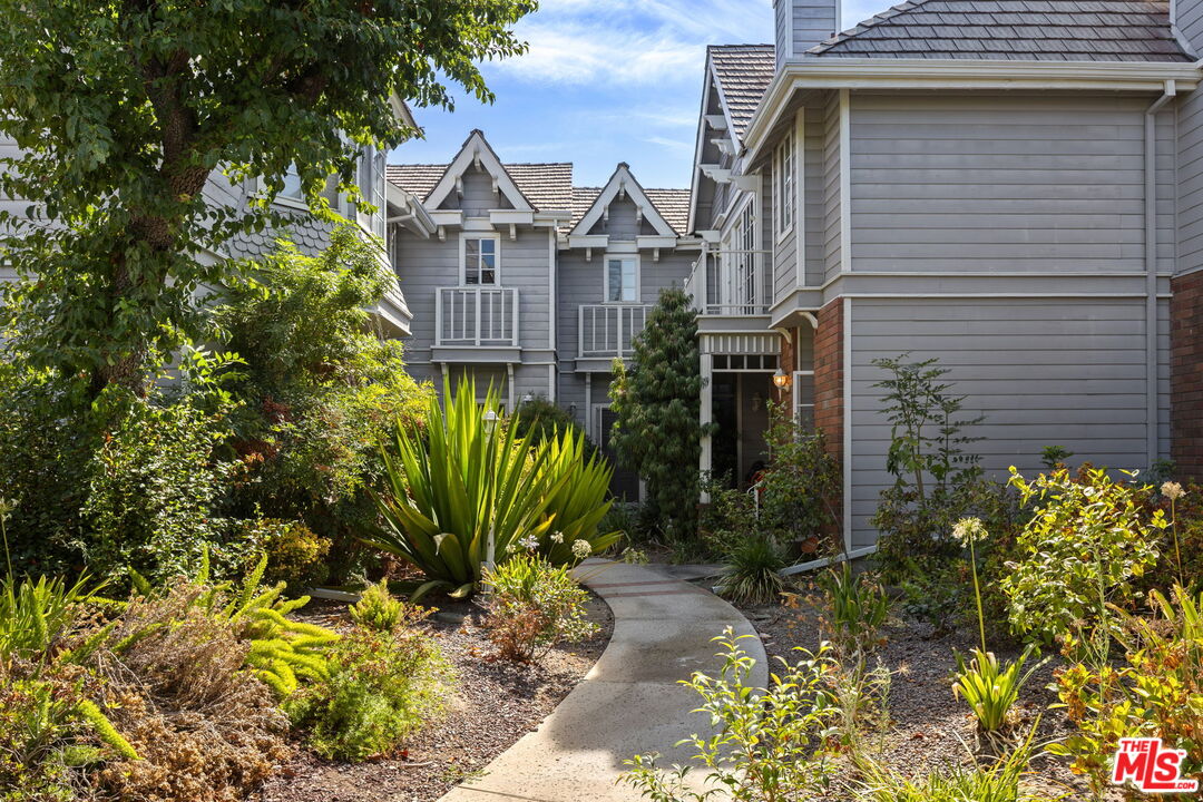 18135 Burbank Blvd Unit: 6