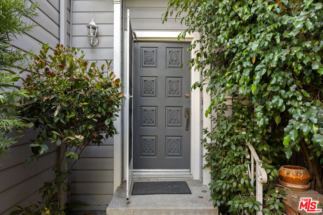 18135 Burbank Blvd Unit: 6