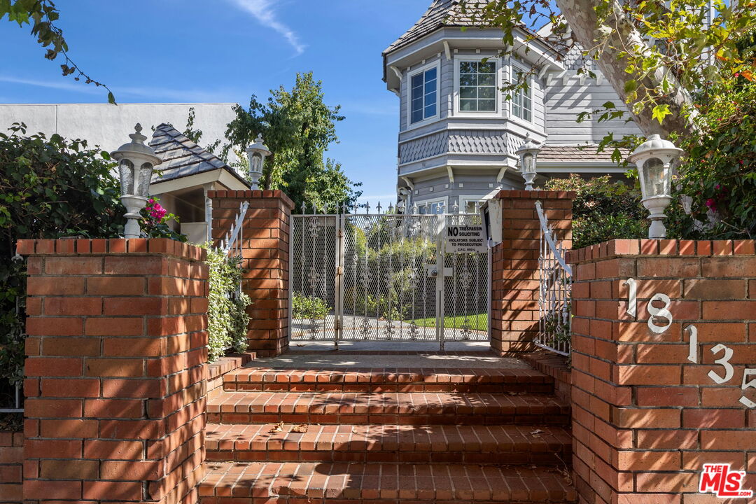 18135 Burbank Blvd Unit: 6