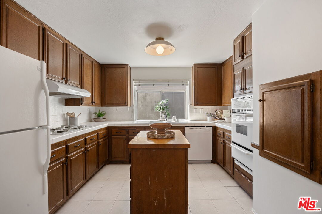 18135 Burbank Blvd Unit: 6