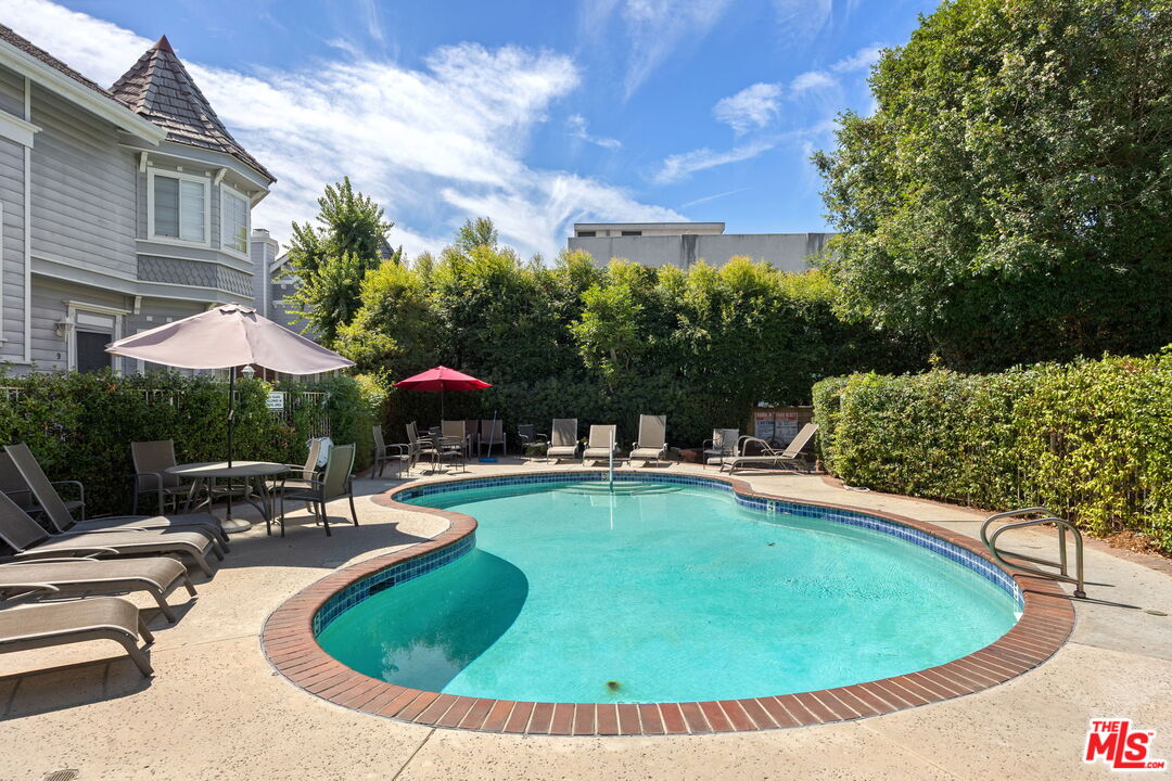 18135 Burbank Blvd Unit: 6