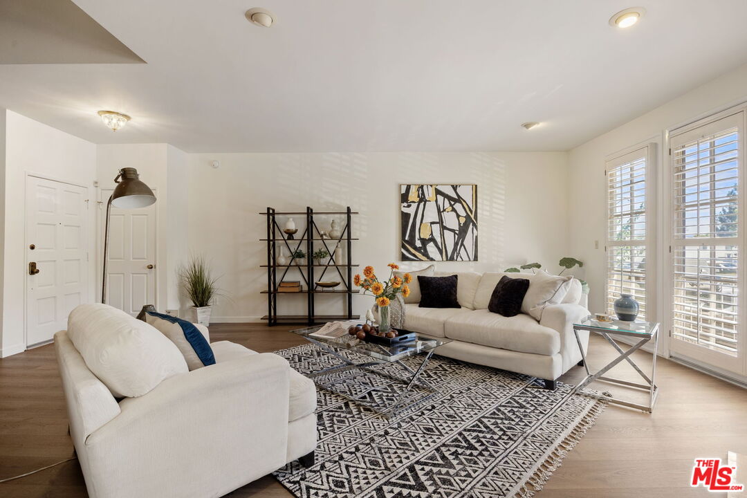 18135 Burbank Blvd Unit: 6