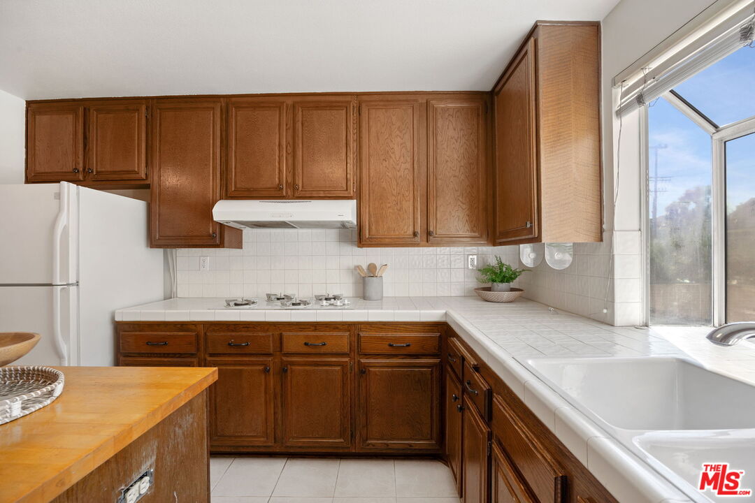 18135 Burbank Blvd Unit: 6