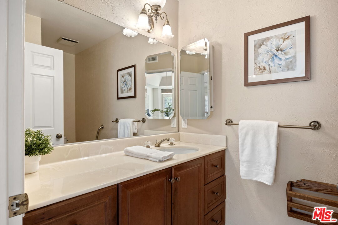 18135 Burbank Blvd Unit: 6