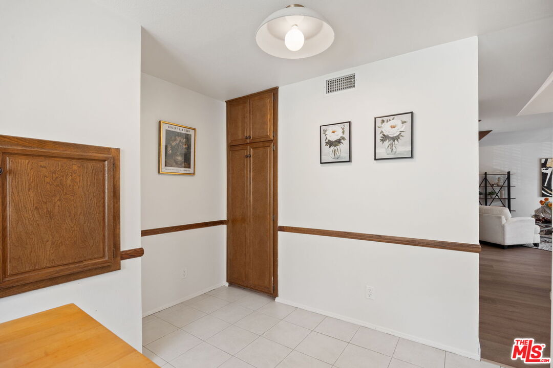 18135 Burbank Blvd Unit: 6