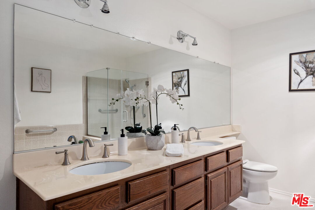 18135 Burbank Blvd Unit: 6