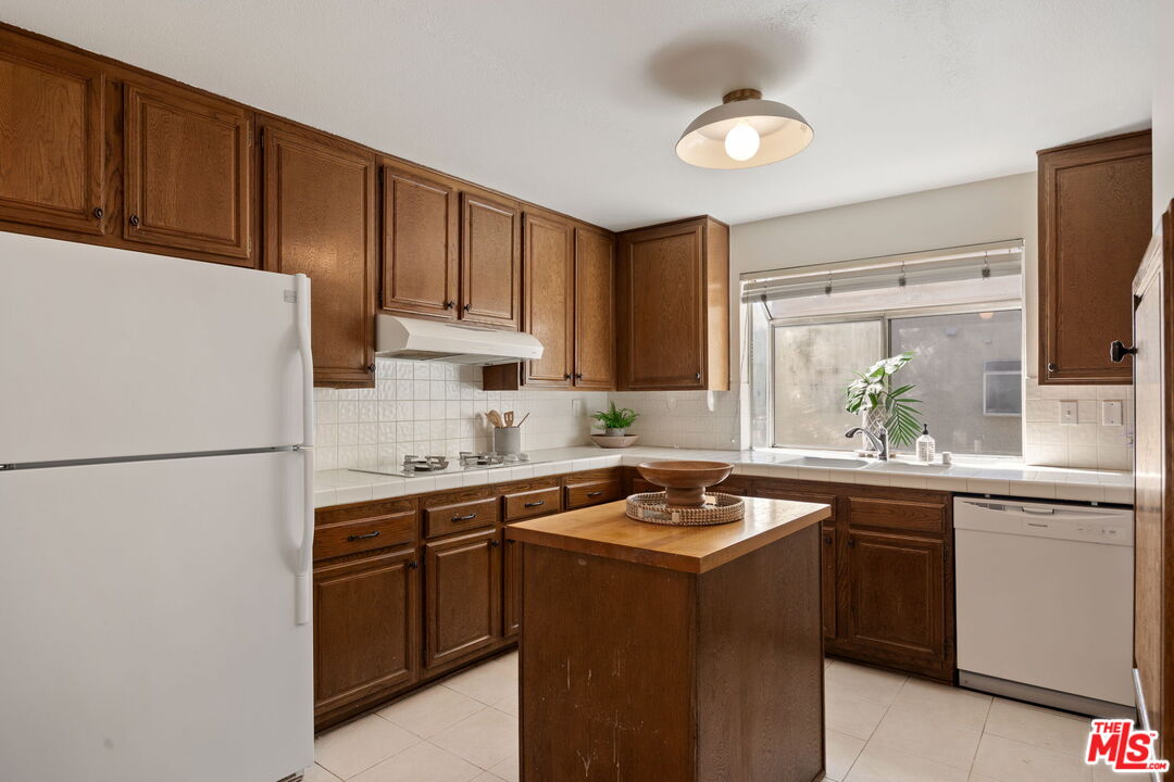 18135 Burbank Blvd Unit: 6