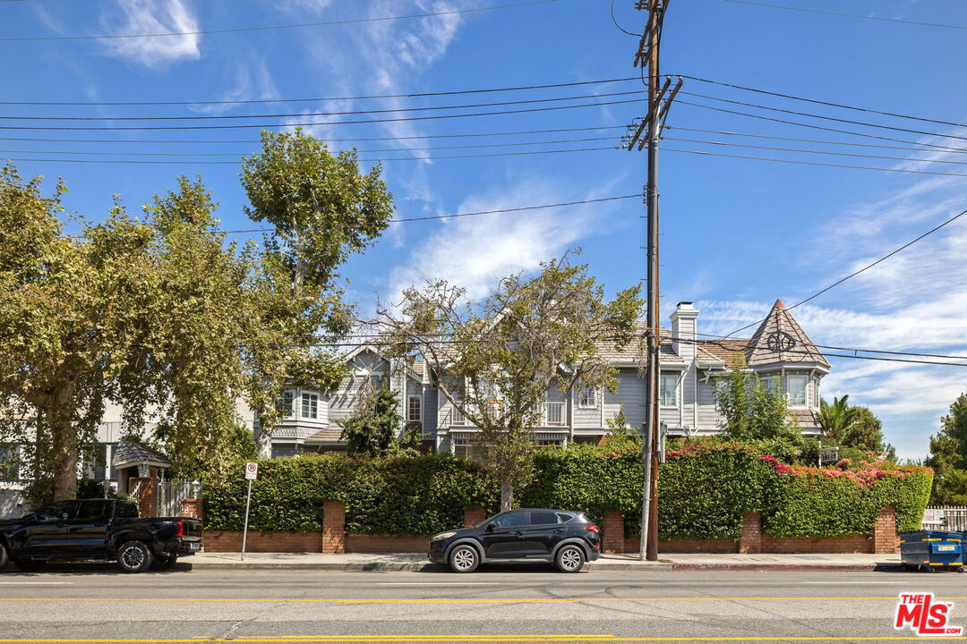 18135 Burbank Blvd Unit: 6