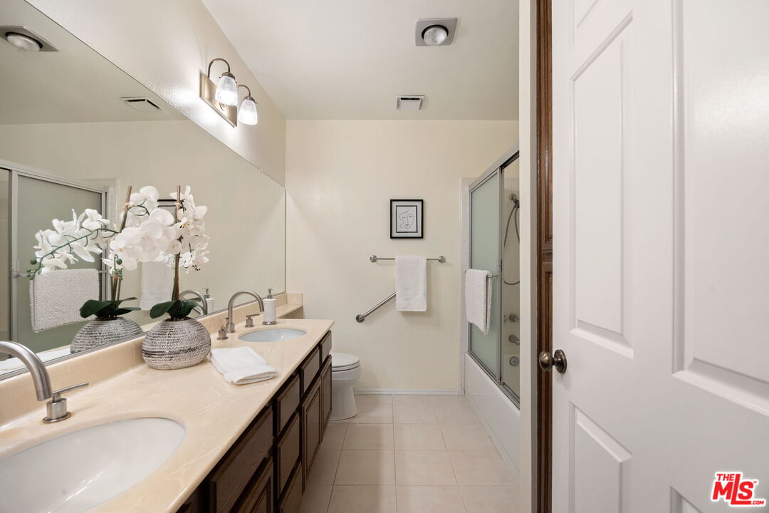 18135 Burbank Blvd Unit: 6