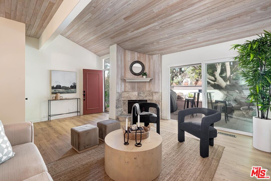 1534 Palisades Dr