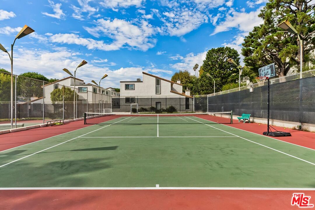 1534 Palisades Dr
