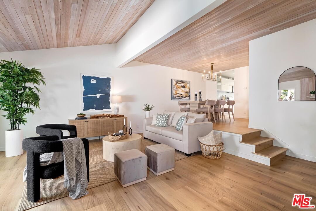 1534 Palisades Dr