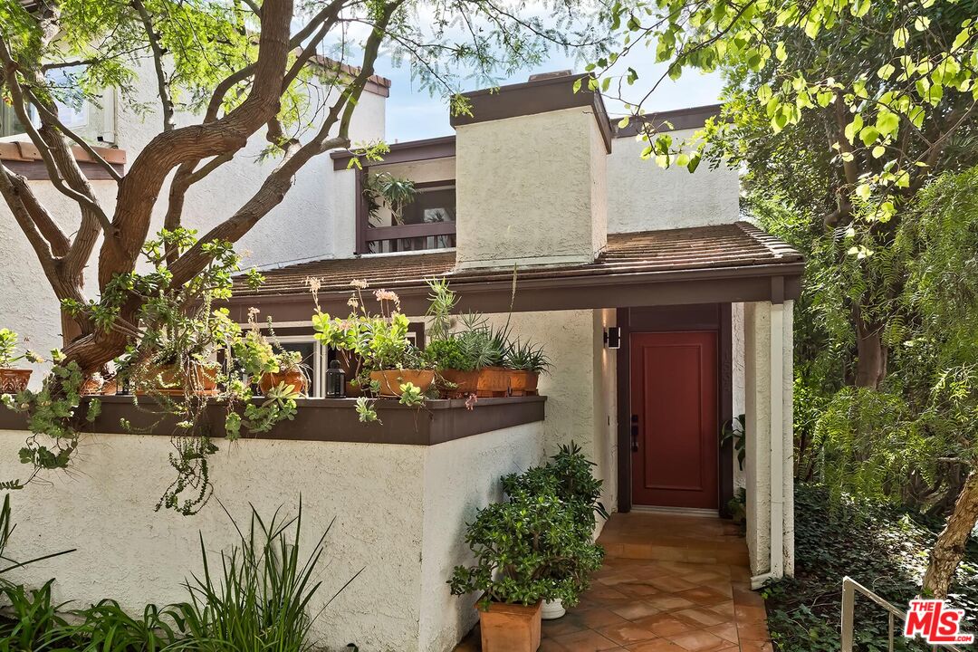 1534 Palisades Dr