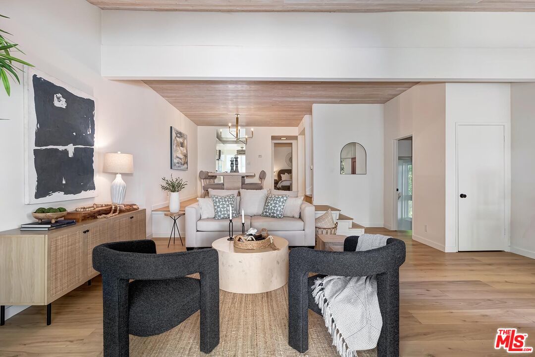 1534 Palisades Dr
