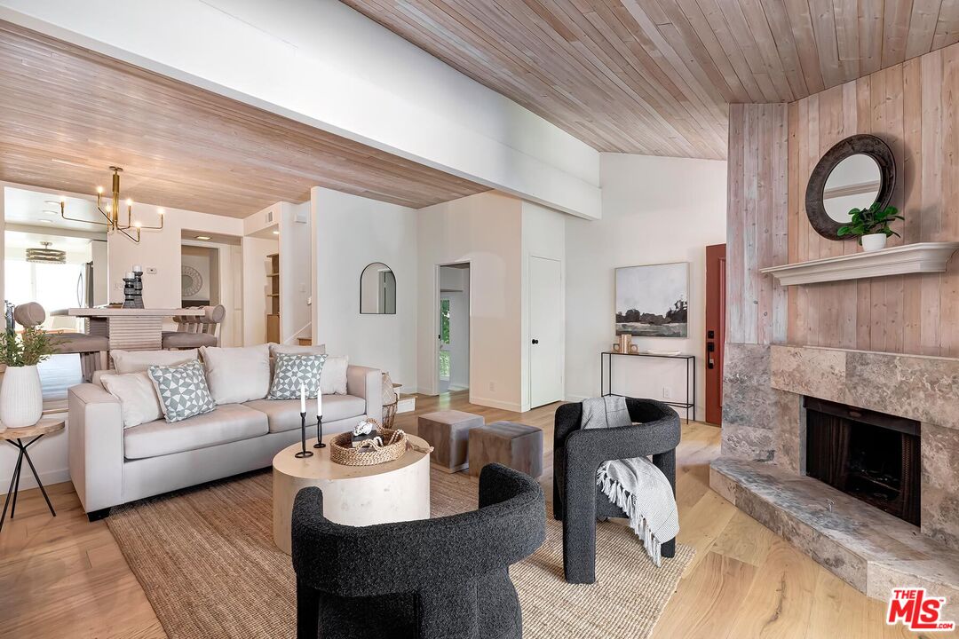 1534 Palisades Dr