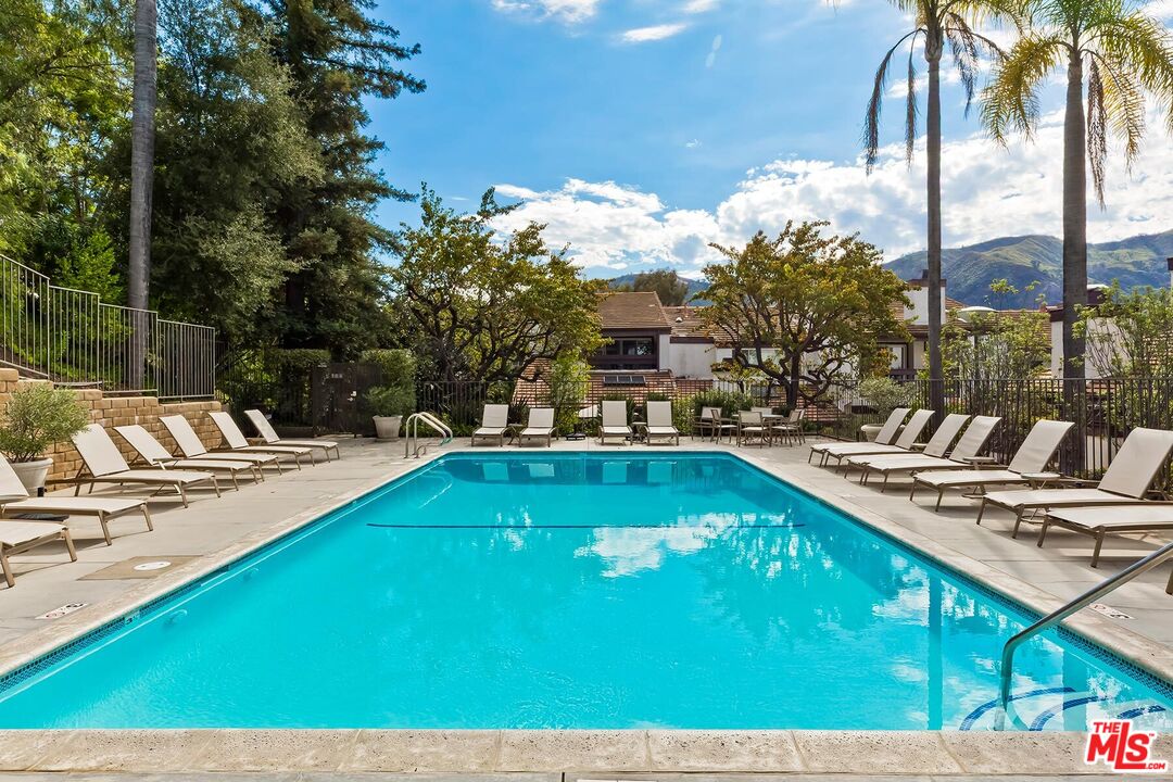 1534 Palisades Dr