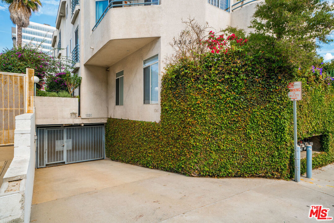 1325 ARIZONA AVE Unit: 201